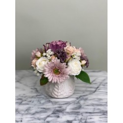 Kunstblumen Arrangement in einer Vase befestigt