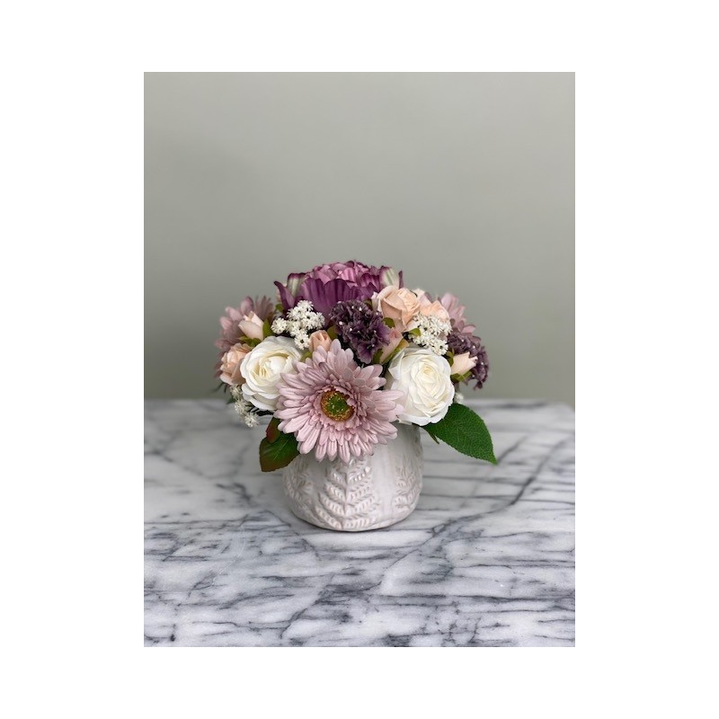 Kunstblumen Arrangement in einer Vase befestigt