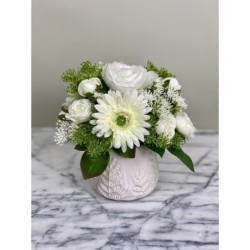 Weisses Kunstblumen Arrangement in einer Vase befestigt