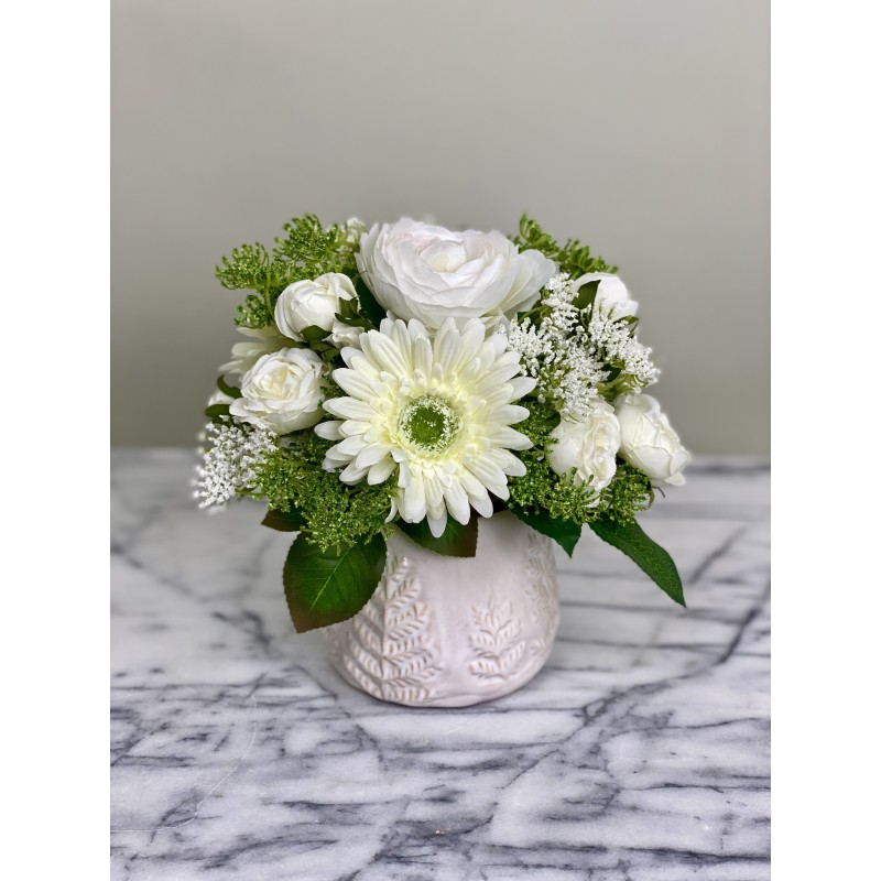 Weisses Kunstblumen Arrangement in einer Vase befestigt