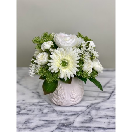 Weisses Kunstblumen Arrangement in einer Vase befestigt