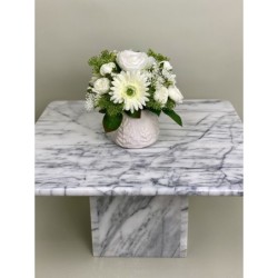 Weisses Kunstblumen Arrangement in einer Vase befestigt 2