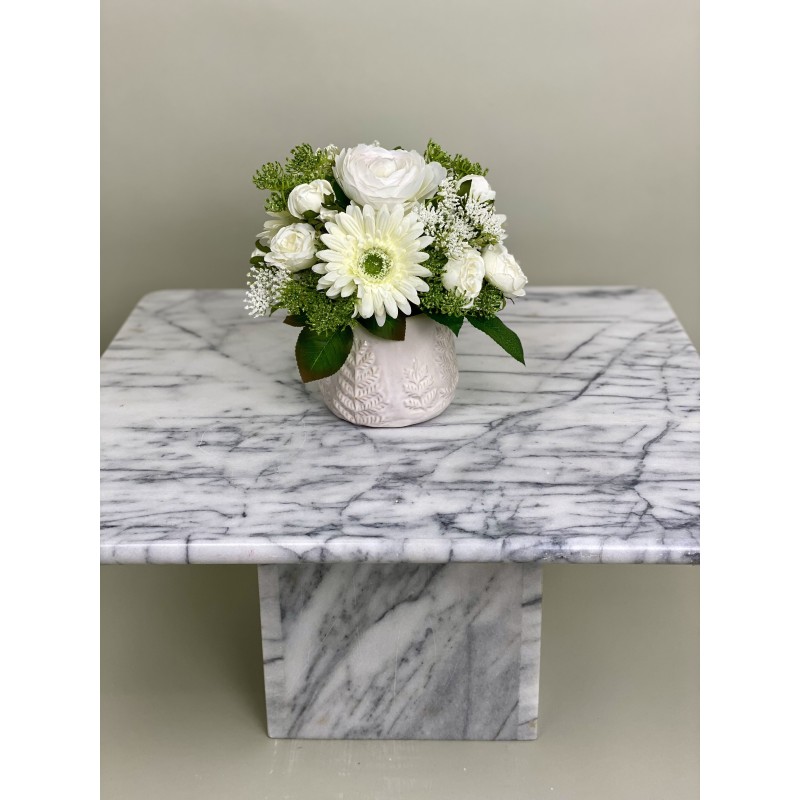 Weisses Kunstblumen Arrangement in einer Vase befestigt 2