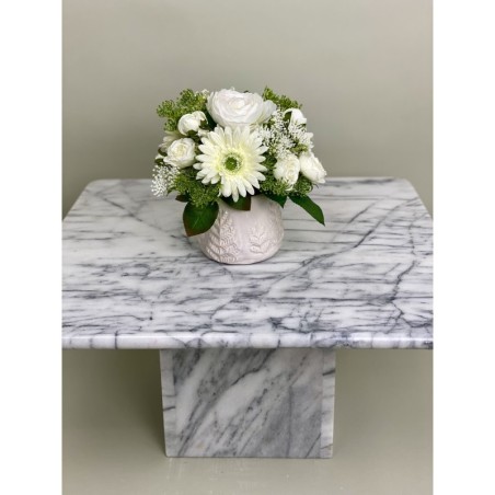 Weisses Kunstblumen Arrangement in einer Vase befestigt 2