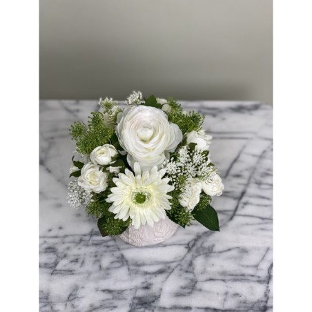 Weisses Kunstblumen Arrangement in einer Vase befestigt 3