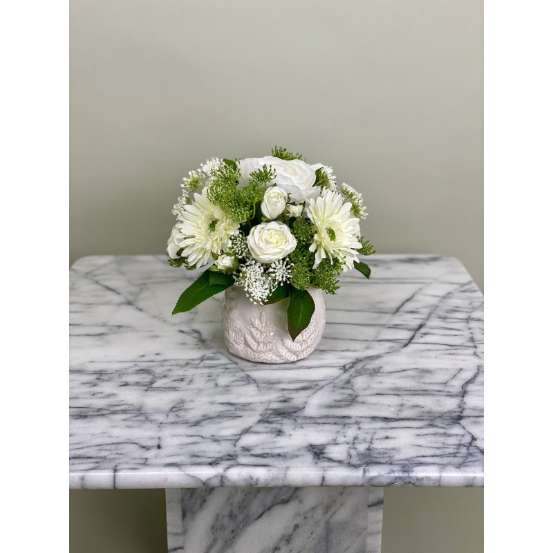 Weisses Kunstblumen Arrangement in einer Vase befestigt 4