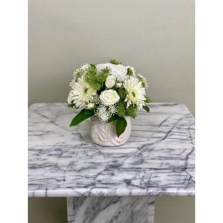 Weisses Kunstblumen Arrangement in einer Vase befestigt 4