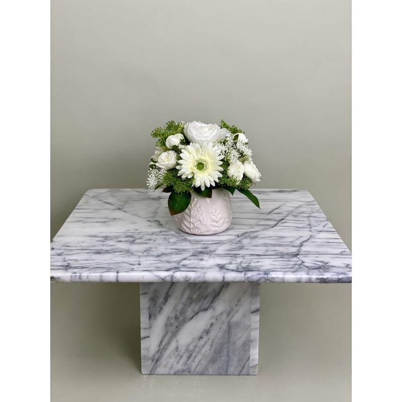 Weisses Kunstblumen Arrangement in einer Vase befestigt 5