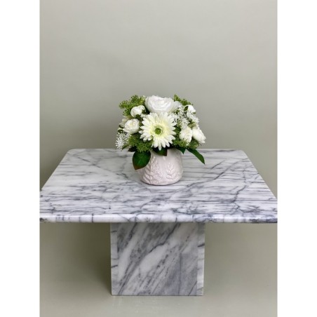 Weisses Kunstblumen Arrangement in einer Vase befestigt 5