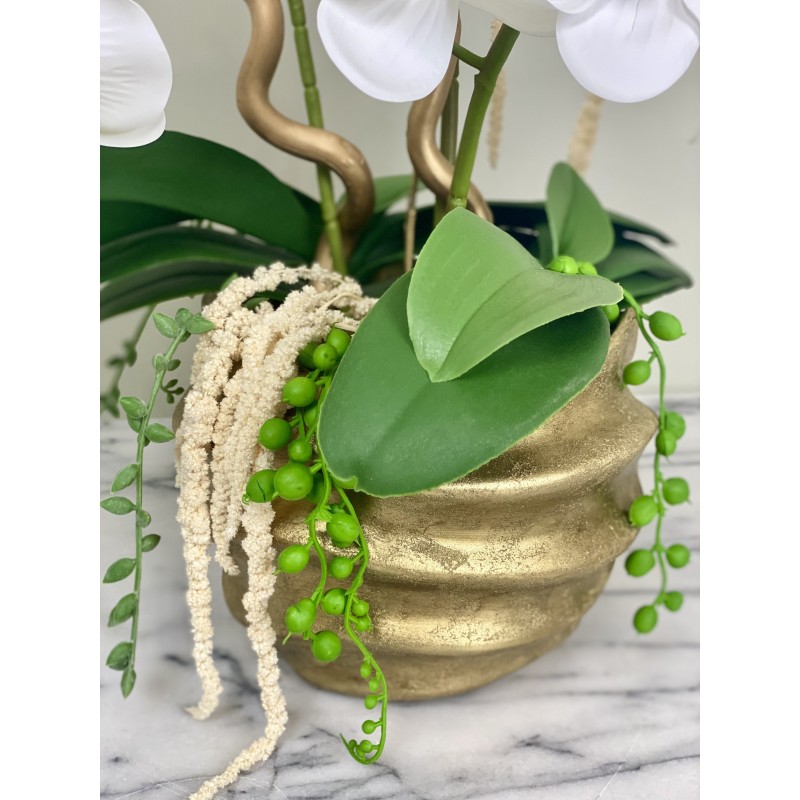 Orchideen Arrangement in einer goldenen Vase