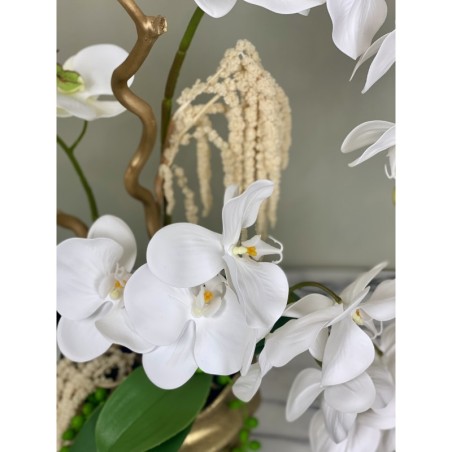 Orchideen Arrangement in einer goldenen Vase